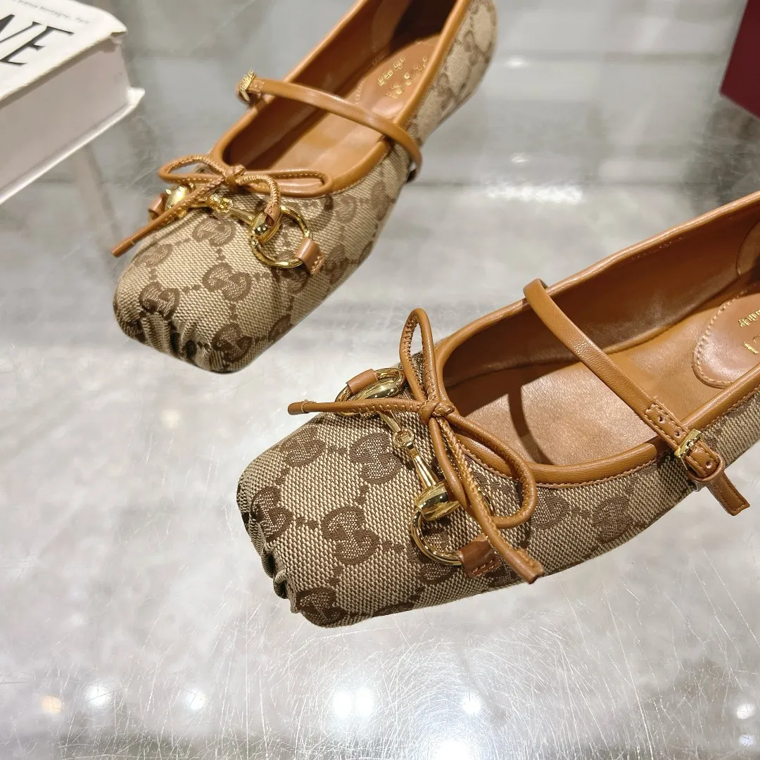 👟👟Ex-factory price 560👟👟 Gucci Horsebit series women's ballet flats. This iconic horsebit ballet flats features a square toe design and elegant bow details, paying tribute to the traditional ballet shoe style. This piece is crafted from Gucci ankh leather and embellished with a light gold-tone horsebit buckle. A 'sacchetto' construction with a soft, padded insole provides a great fit. ✅Size: 35-42 (customized for 40-42) ✅Sole material: Imported Italian genuine leather sole ✅Packaging: Brand new red box packaging